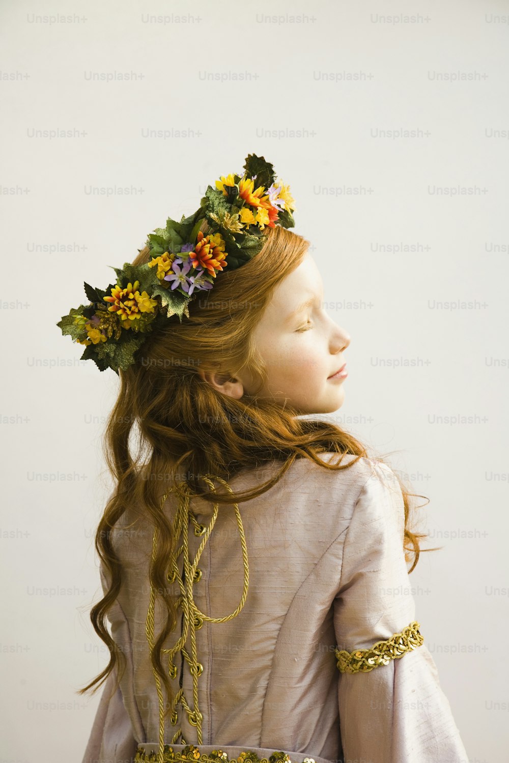 ein junges Mädchen mit einer Blumenkrone auf dem Kopf