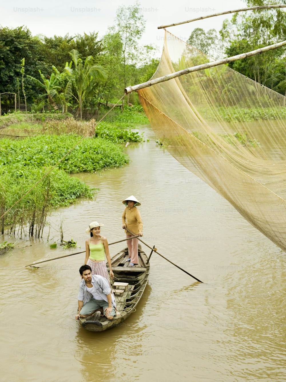 Eine Gruppe von Menschen, die auf einem Boot in einem Fluss fahren