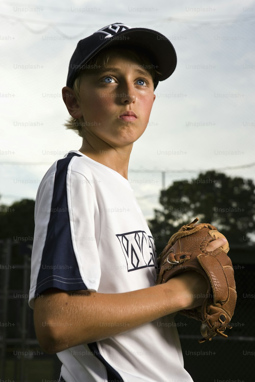 Retrato de joven jugador de béisbol con guante