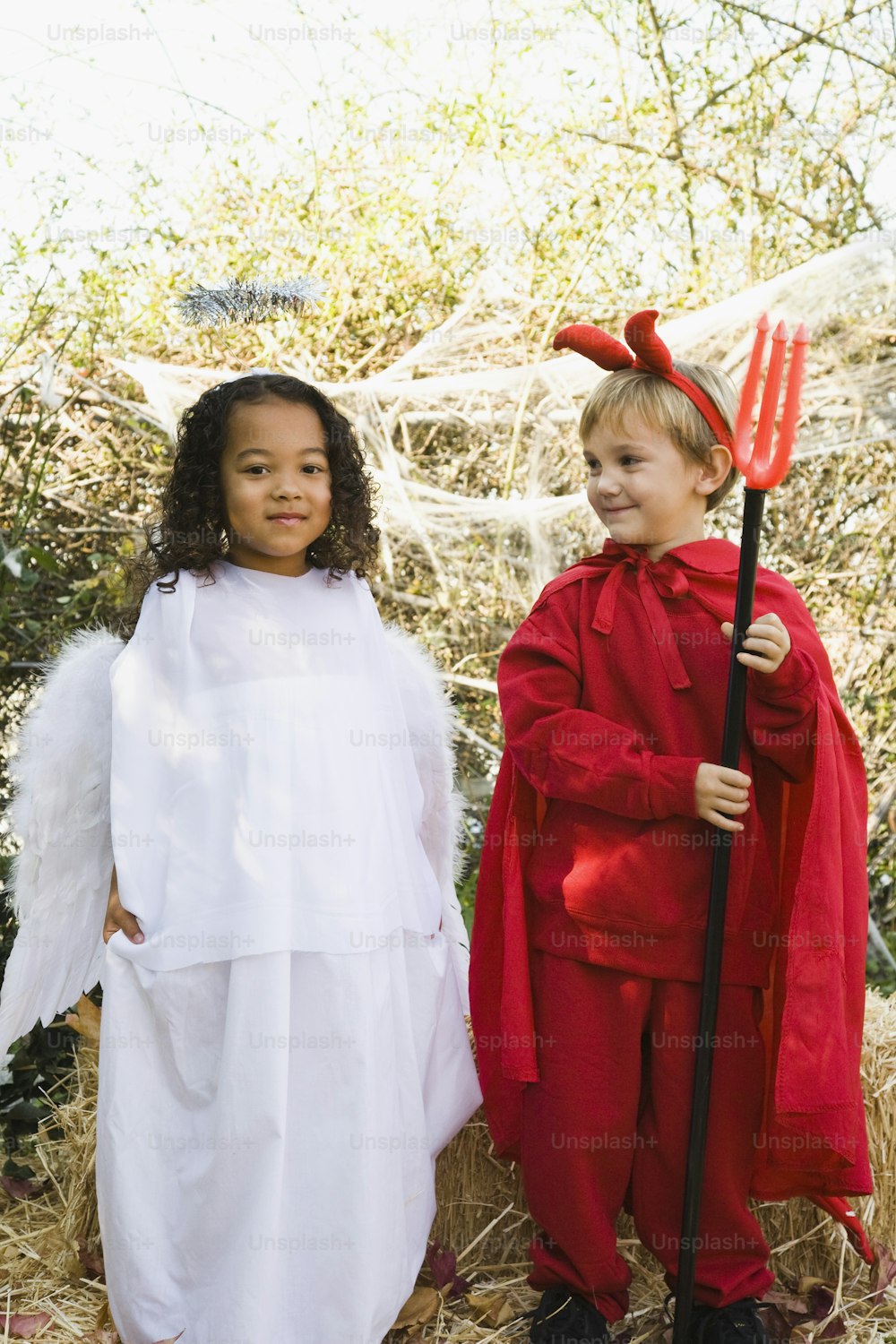 Due bambini vestiti in costume in piedi uno accanto all'altro