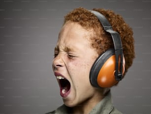um menino usando um par de fones de ouvido