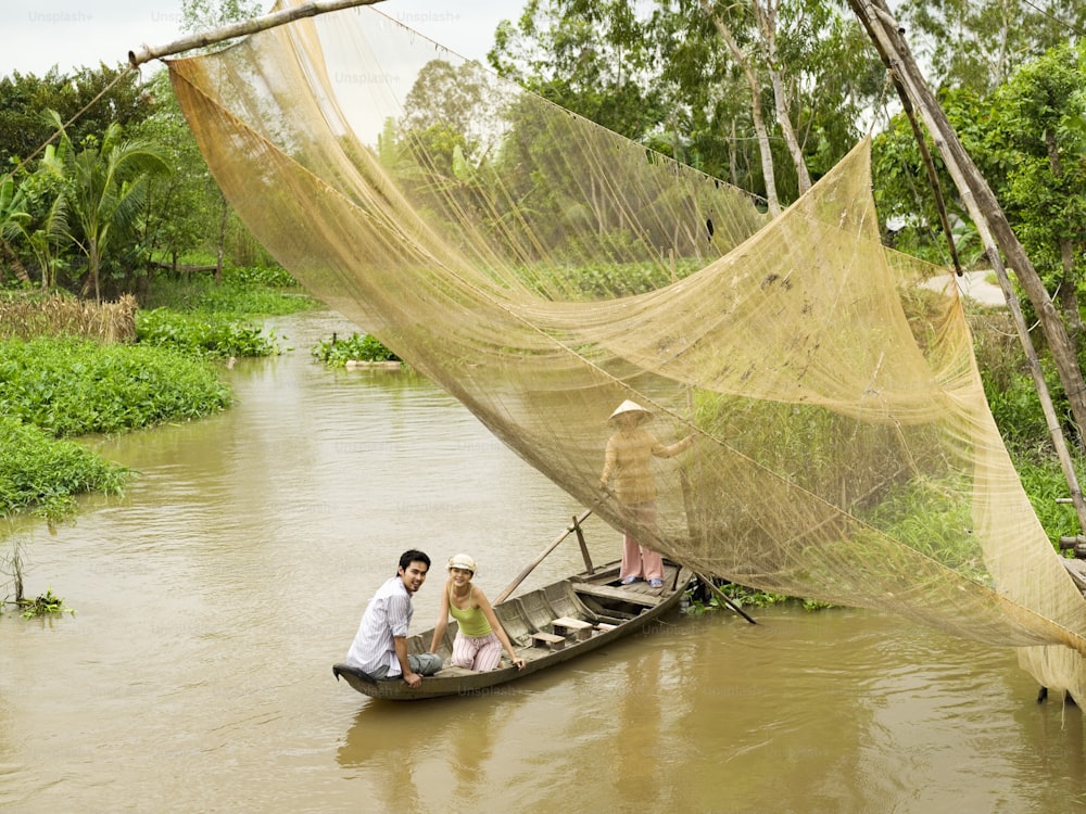 um homem e uma mulher em um pequeno barco em um rio