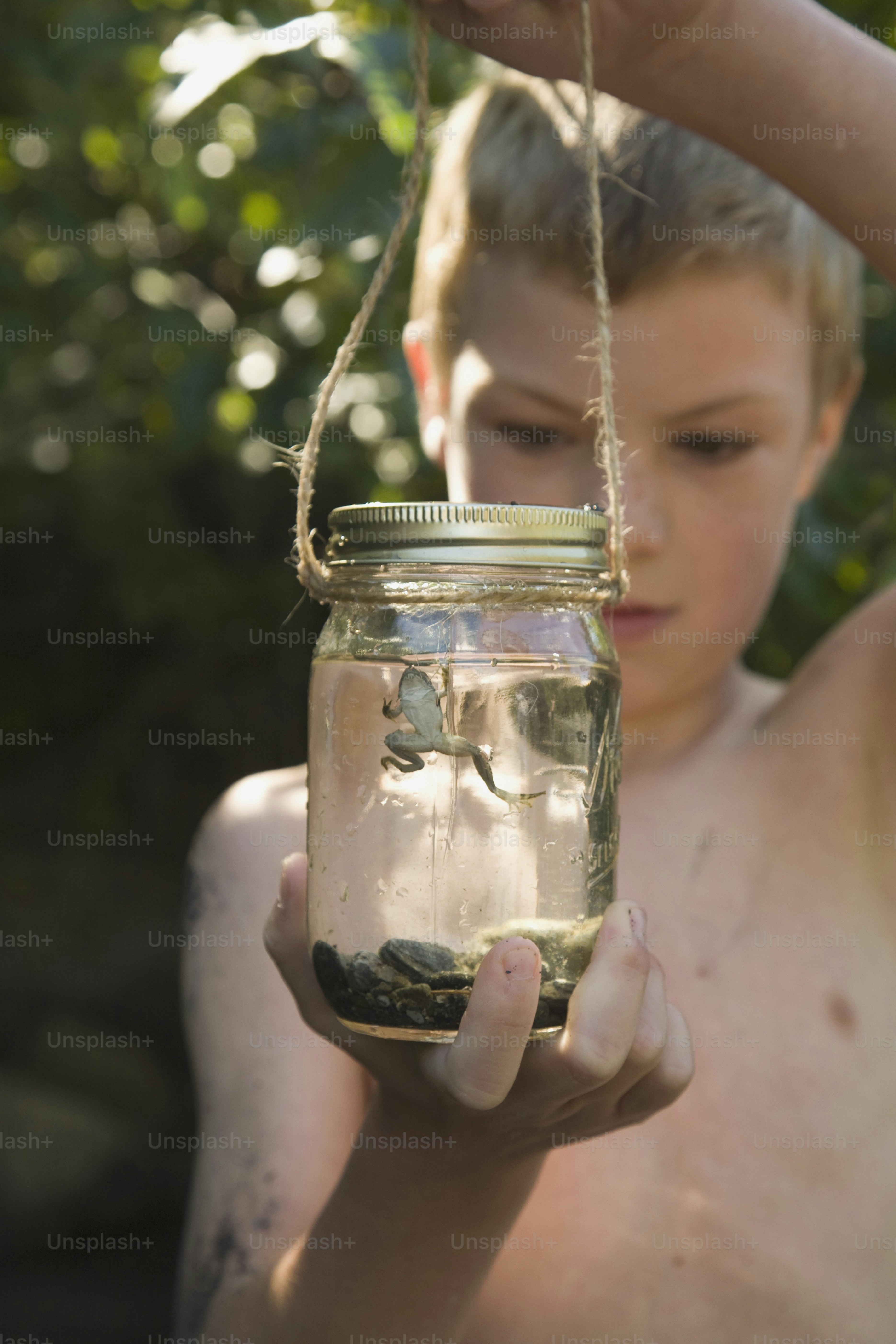 um menino segurando uma jarra cheia de água