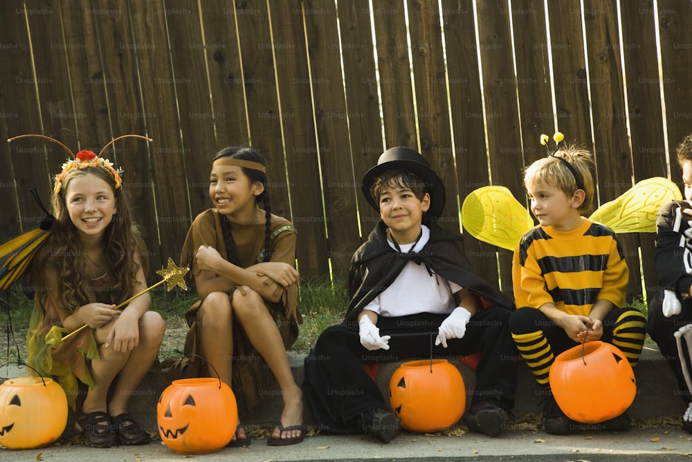 Um grupo de crianças vestidas com fantasias de Halloween