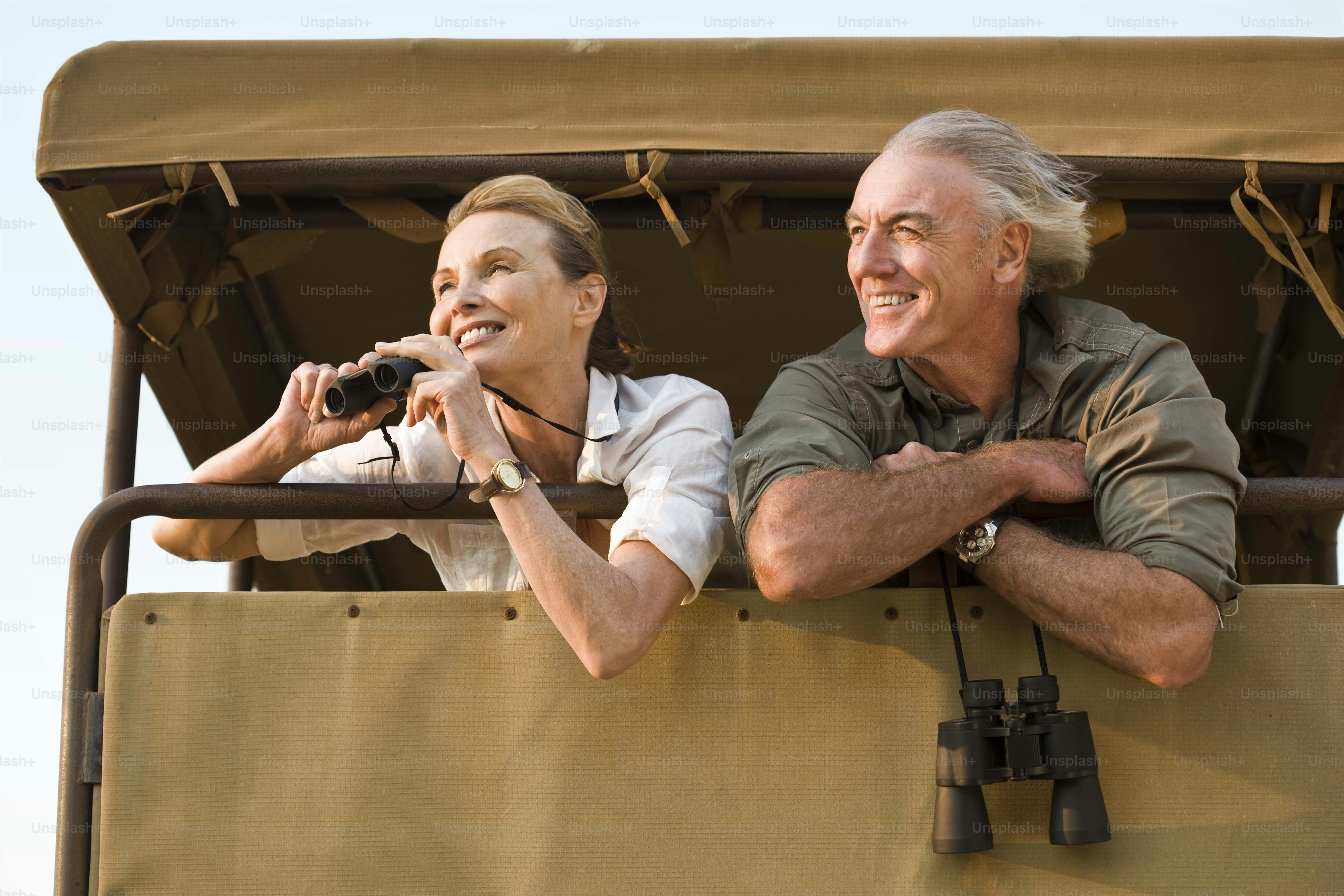 ein paar Leute, die in einem Fahrzeug sitzen