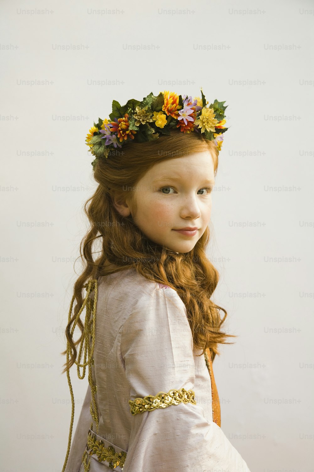 Una bambina con una corona di fiori sulla sua testa
