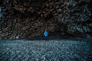 南アイスランド、ヴィークのレイニスドランガルビーチにある火山性の黒い岩の洞窟。