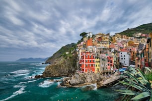 Village de Riomaggiore destination touristique populaire dans le parc national des Cinque Terre, un site du patrimoine mondial de l’UNESCO, Ligurie, Italie par temps orageux