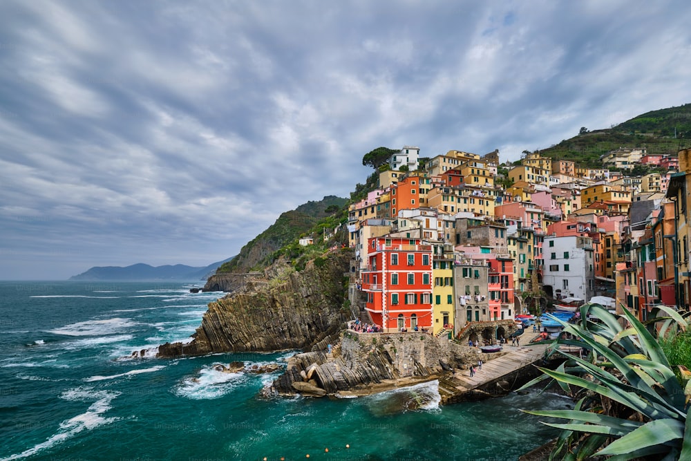 El pueblo de Riomaggiore, popular destino turístico en el Parque Nacional de Cinque Terre, declarado Patrimonio de la Humanidad por la UNESCO, Liguria, Italia, en tiempo tormentoso