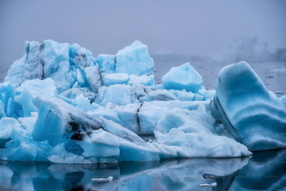 Icebergs à Jokulsarlon, magnifique lagon glaciaire en Islande. Jokulsarlon est une destination de voyage célèbre dans le parc national de Vatnajokull, au sud-est de l’Islande, en Europe. Paysage d’hiver.