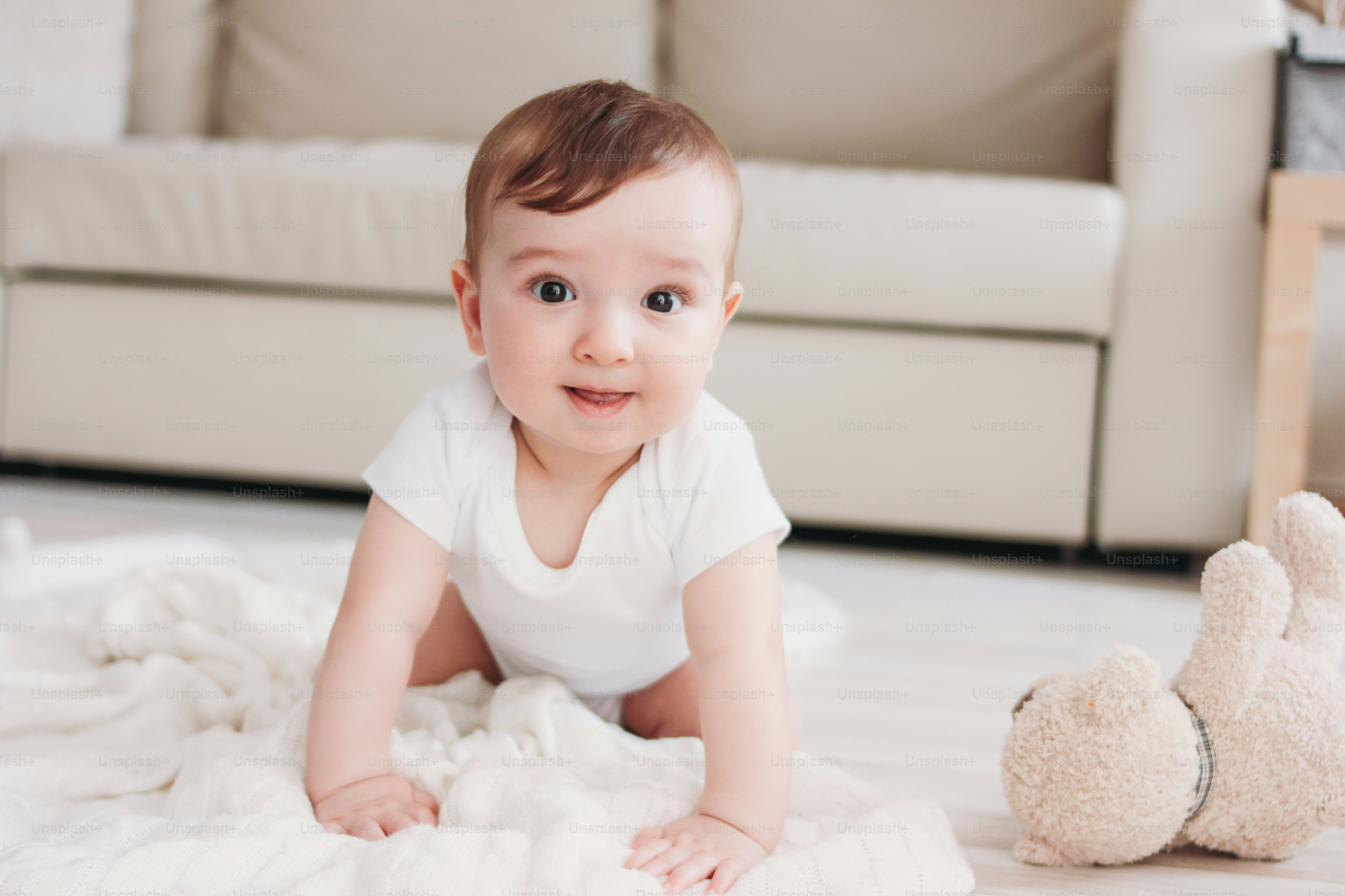 Charmant petit garçon de 6 mois souriant et regardant la caméra