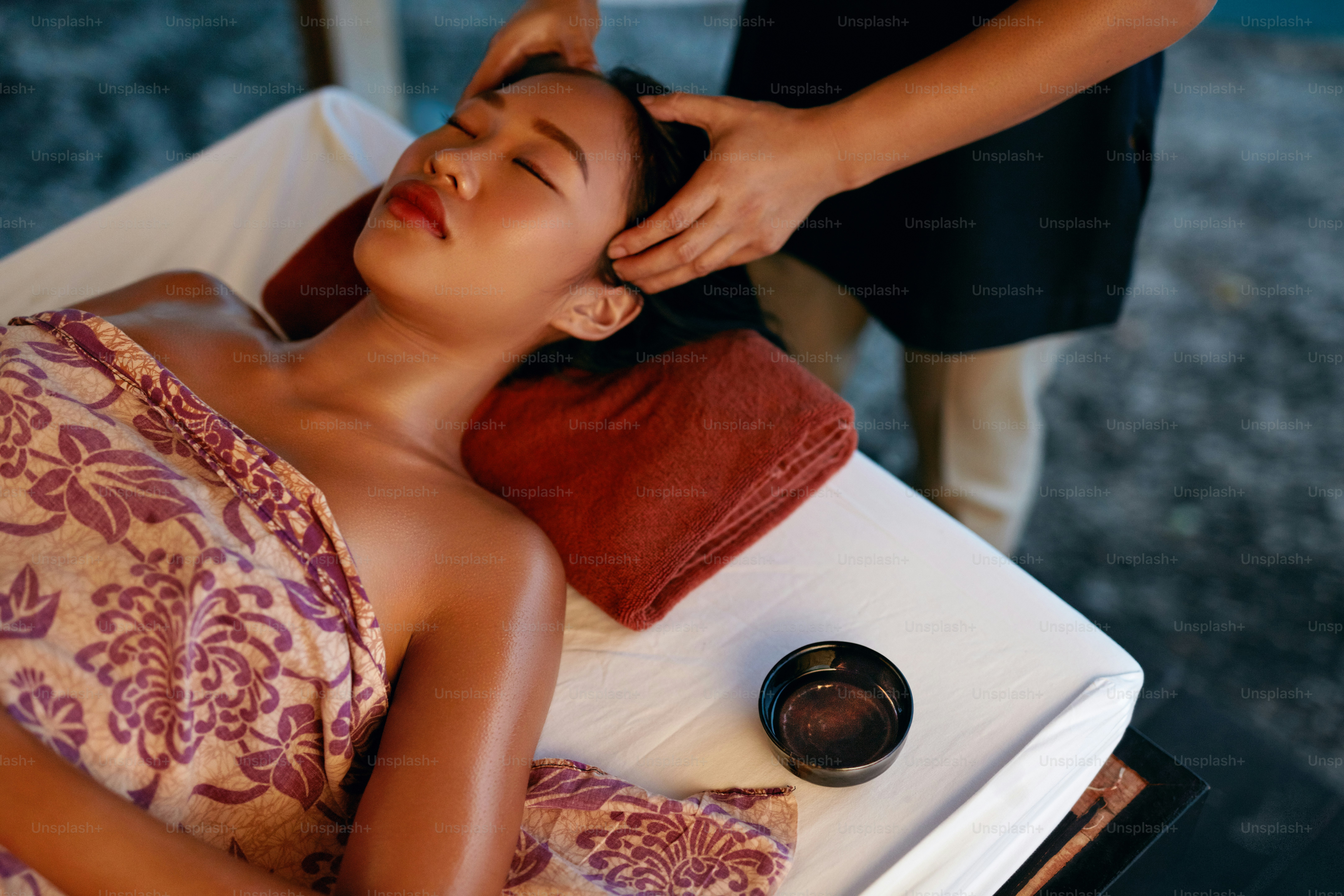 Pijat Spa. Memijat Tangan Kepala Wanita Di Salon Kecantikan Thailand. Gadis Asia menikmati terapi pijat. Resolusi Tinggi