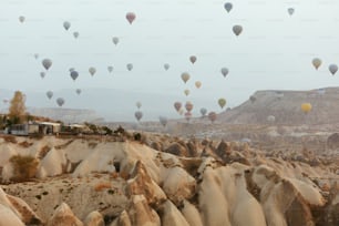 Mongolfiera in Cappadocia. Mongolfiere colorate nel cielo, paesaggio naturale con mongolfiere volanti. Alta risoluzione