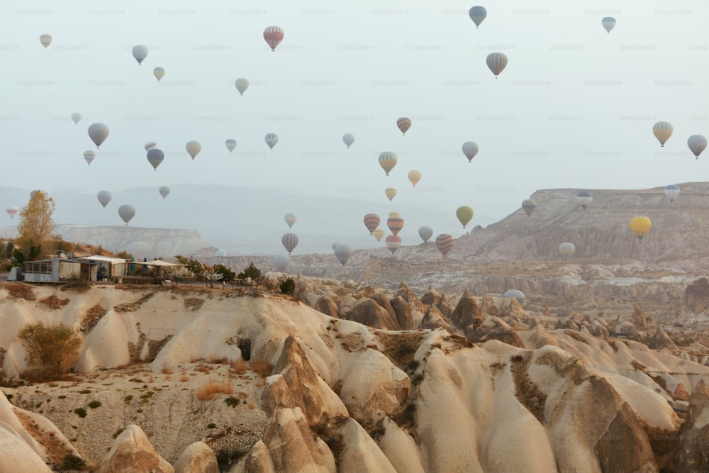 Vuelo en globo en Capadocia. Globos aerostáticos coloridos en el cielo, paisaje natural con globos voladores. Alta resolución