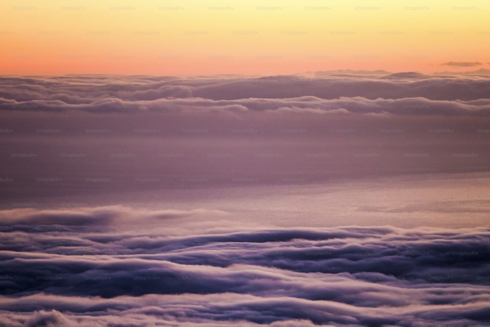hohe Aussicht auf Sonnenuntergang Sonnenuntergang auf Teneriffa El Teide Vulkan mit Blick auf La Gomera Richtung mit Wolken und Meer in warmen Farben. Schöne Landschaft ruhig und Stille Szene