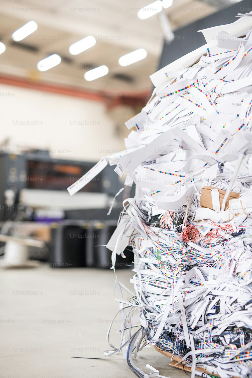 Gros plan d’un tas de papiers découpés produit avec une linotype à l’imprimerie