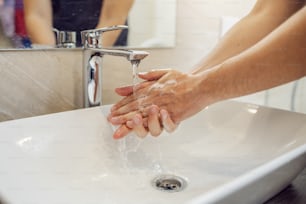 コロナウイルス予防のための石鹸マンでこすって手を洗う、コロナウイルスの拡散を防ぐための衛生。