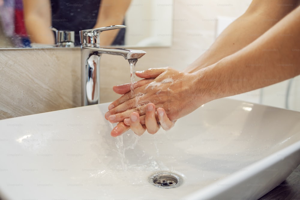 Waschen der Hände reiben mit Seife Mann für Coronavirus-Prävention, Hygiene, um die Verbreitung des Coronavirus zu stoppen.