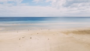 Incredibile spiaggia di sabbia tropicale con acqua di mare blu trasparente e cielo sullo sfondo. Turismo e turisti destinazione di viaggio per le vacanze estive. Spazio di copia e bellissimo paesaggio
