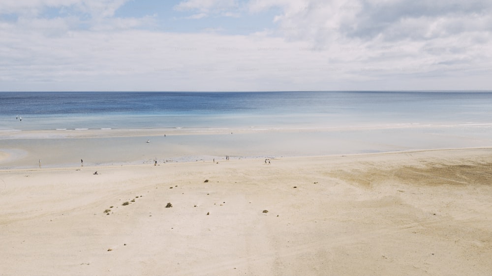 Increíble playa de arena tropical con agua de mar azul transparente y cielo de fondo. Destino de viaje turístico y turístico para las vacaciones de verano. Espacio de copia y hermoso paisaje