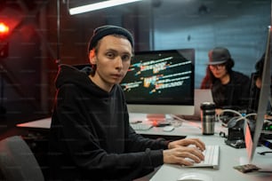 Programmeur masculin appliquant un logiciel anti-terroriste dans un ordinateur