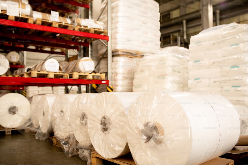Filas y pilas de membrana de polímero empaquetada preparadas para su entrega a los socios de una gran fábrica moderna de producción de termoplásticos