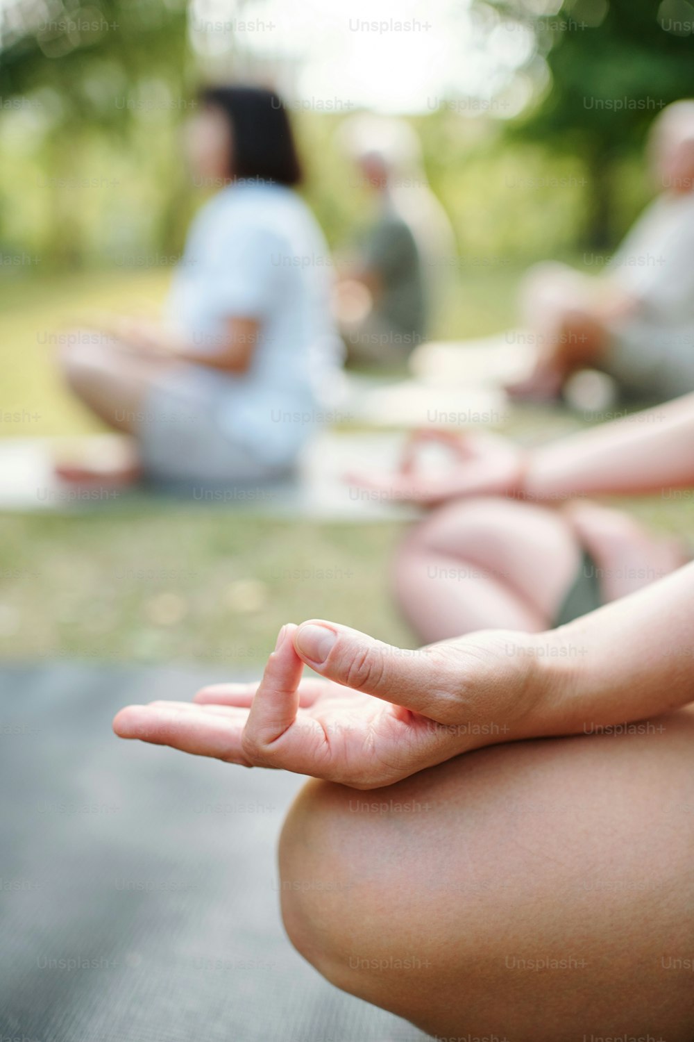 蓮華座に座って屋外で瞑想する女性の接写