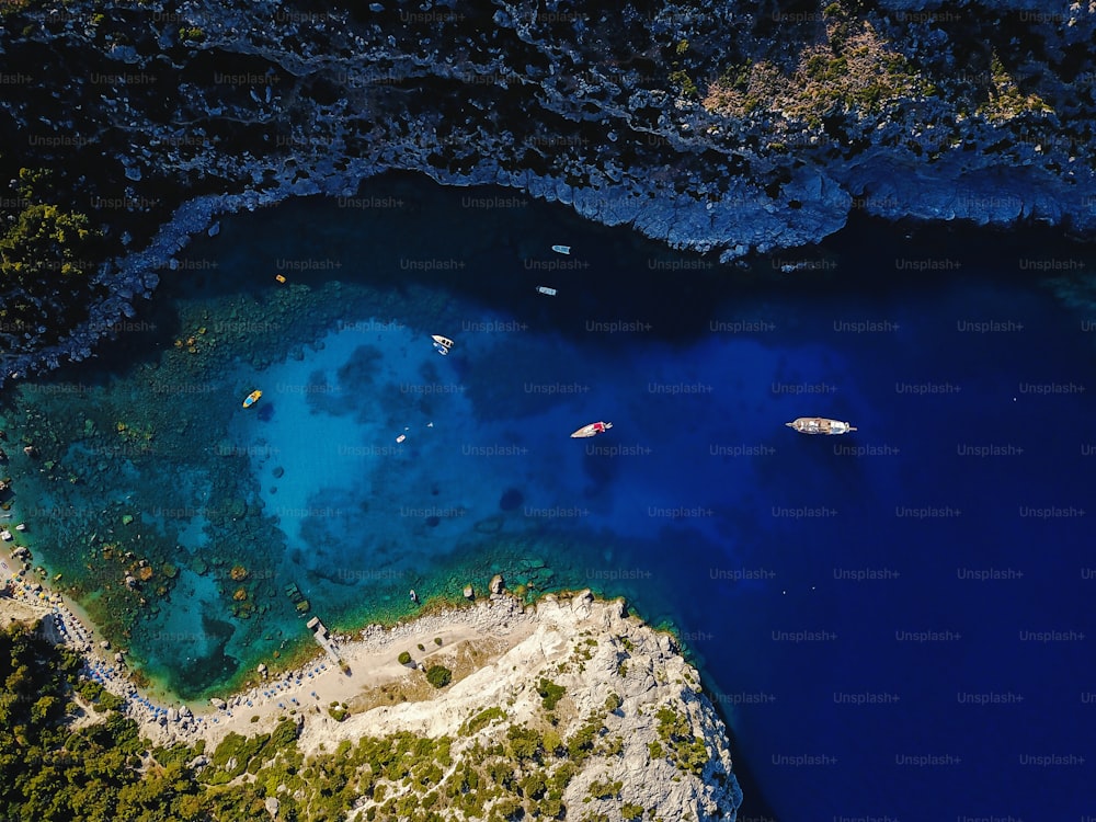 Foto aérea da bela lagoa azul no dia quente de verão com barco à vela. Vista superior.