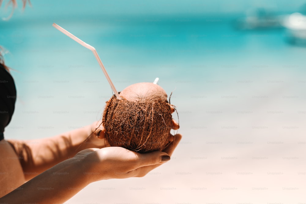 코코넛에 칵테일을 닫습니다. 해변 외관.