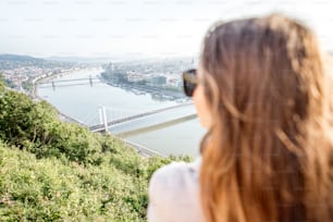 Mujer disfrutando de la vista aérea del paisaje de la ciudad de Budapest durante la luz de la mañana en Hungría