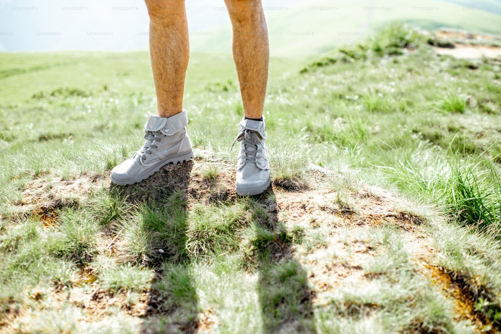 Primer plano de las piernas de un hombre en zapatos de trekking al aire libre