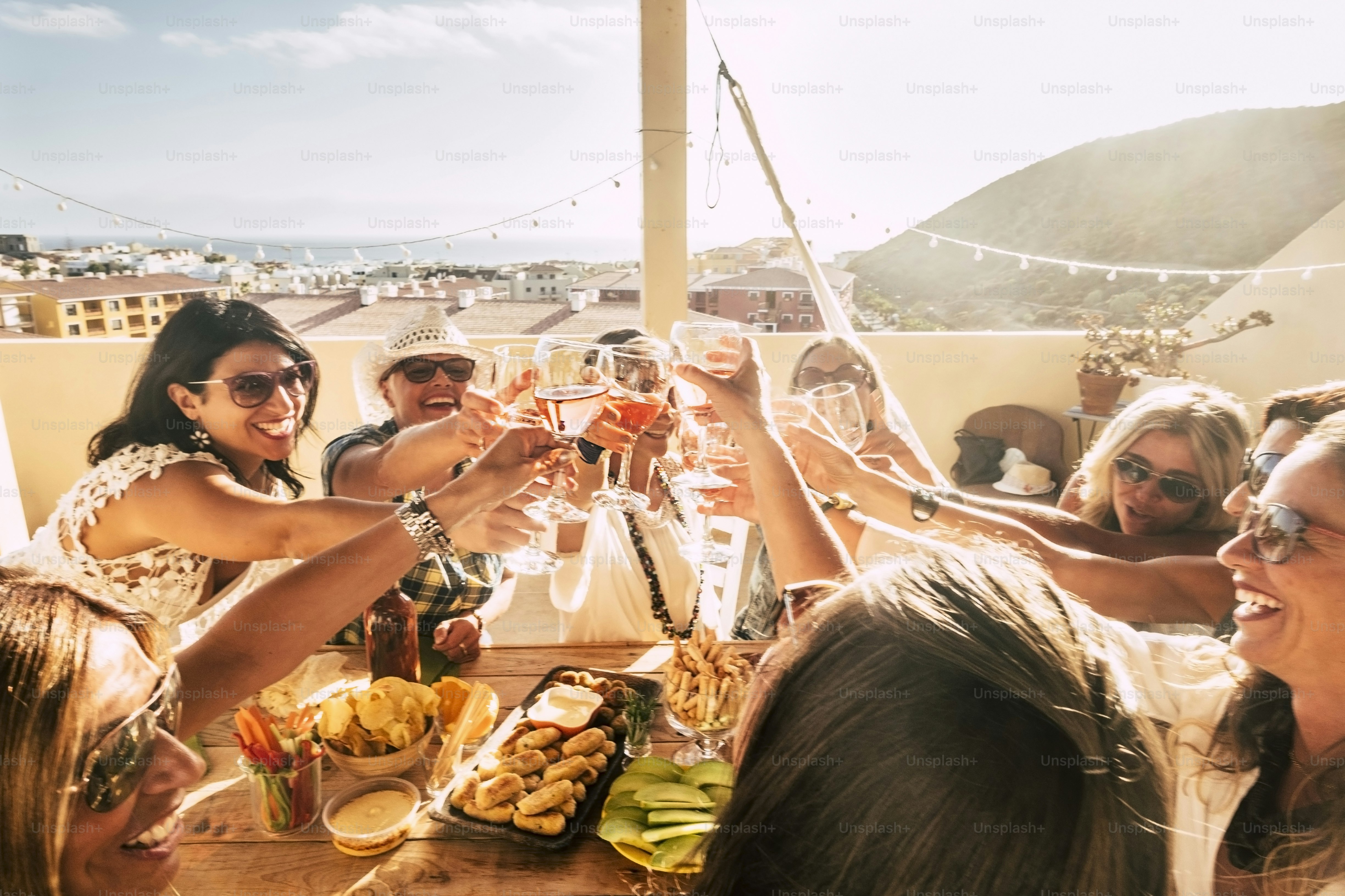 Mujeres divirtiéndose celebrando juntas al aire libre - personas en grupo brindando con vino tinto y risas - concepto de celebración divertida con solo mujeres en casa - mujeres activas que se ríen mucho