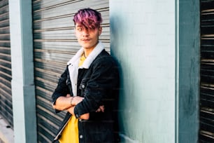 Retrato do homem bonito e jovem adolescente do menino com diversidade violeta estilo de aparência alternativa do cabelo - conceito de pessoas modernas idade estudantil