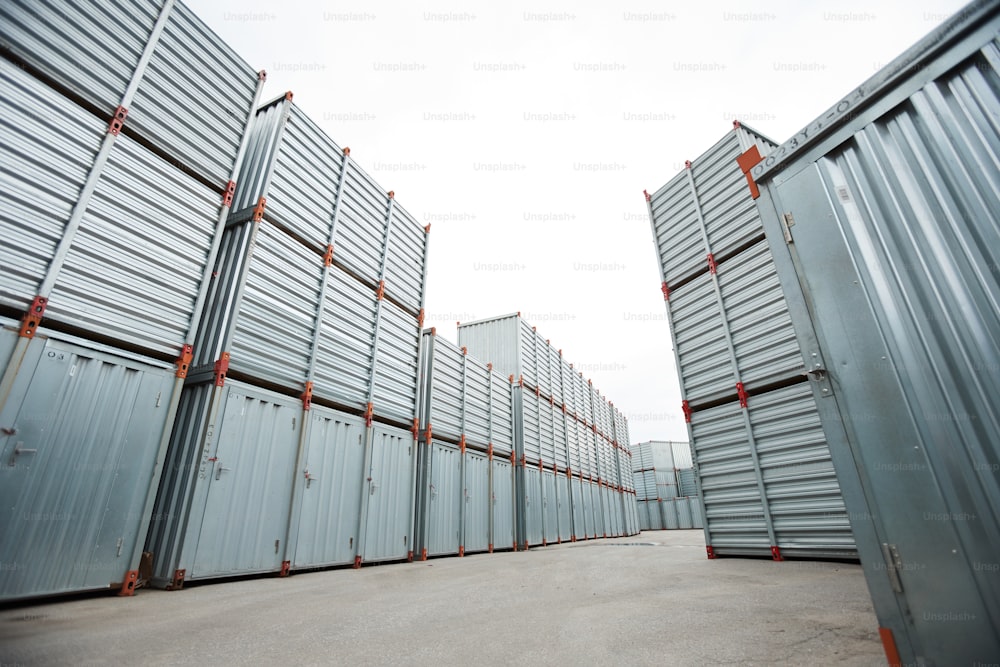 Amplia área de almacenamiento de contenedores con contenedores de envío apilados a cielo abierto en el almacén de distribución