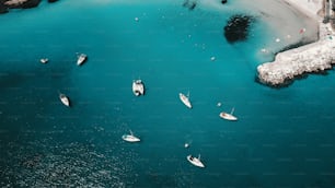 Foto aérea da bela lagoa azul no dia quente de verão com barco à vela. Vista superior.