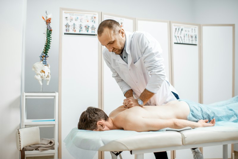 Fisioterapeuta haciendo terapia manual en camilla
