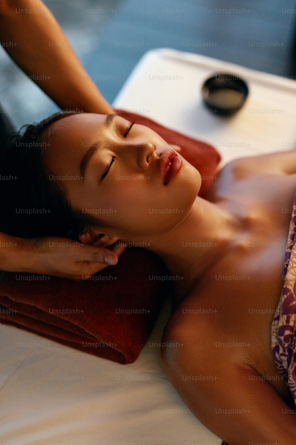 Massage spa. Les mains massent la tête de la femme au salon de beauté thaïlandais. Fille asiatique appréciant la massothérapie. Haute résolution