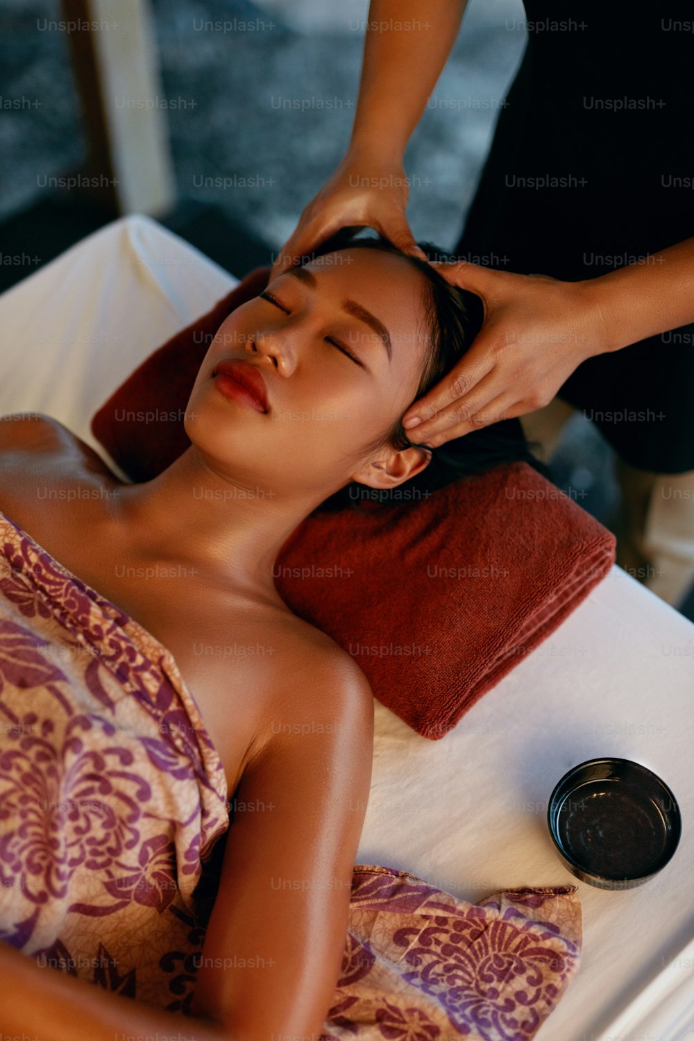 Massagem Spa. Mãos massageando a cabeça da mulher no salão de beleza tailandês. Menina asiática que desfruta de massagem terapêutica. Alta Resolução