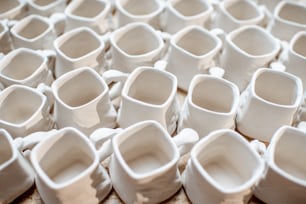Primer plano de piezas de cerámica para la fabricación de tarros en la alfarería