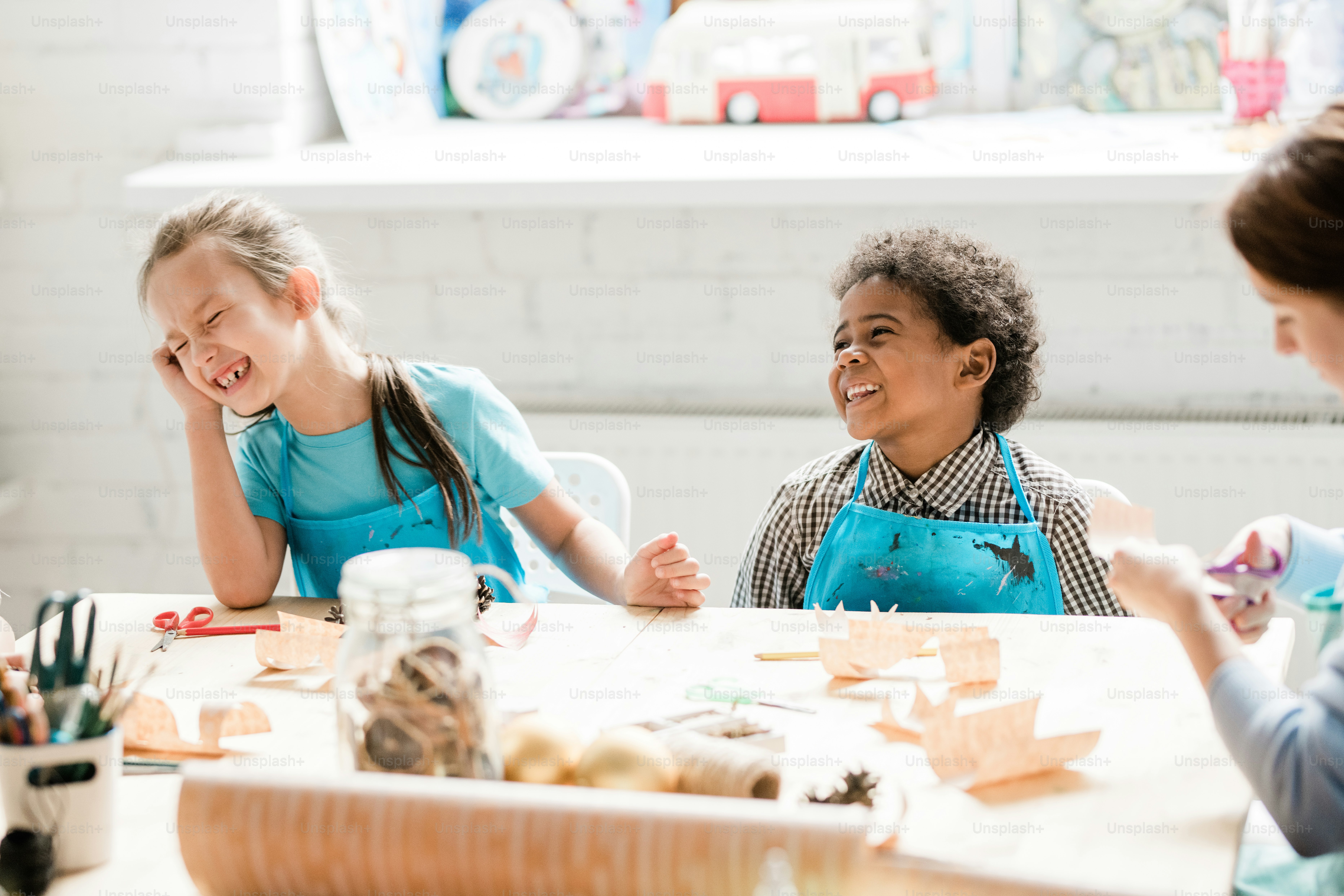 Adoráveis alunos rindo enquanto se sentam ao lado da mesa na aula e  discutindo ideias criativas para decorações de halloween foto – Imagem  sobre Educação na Unsplash, image size:3000x2000