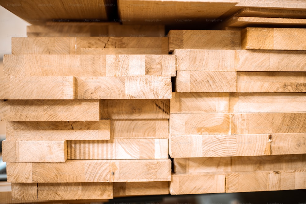 Pila de tablones de pino en el almacén del taller de carpintería