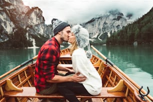 Beijo romântico de um casal de adultos que visitam um lago alpino em Braies Itália. Turista apaixonado passando momentos amorosos juntos nas montanhas de outono. Casal, wanderlust e conceito de viagem.