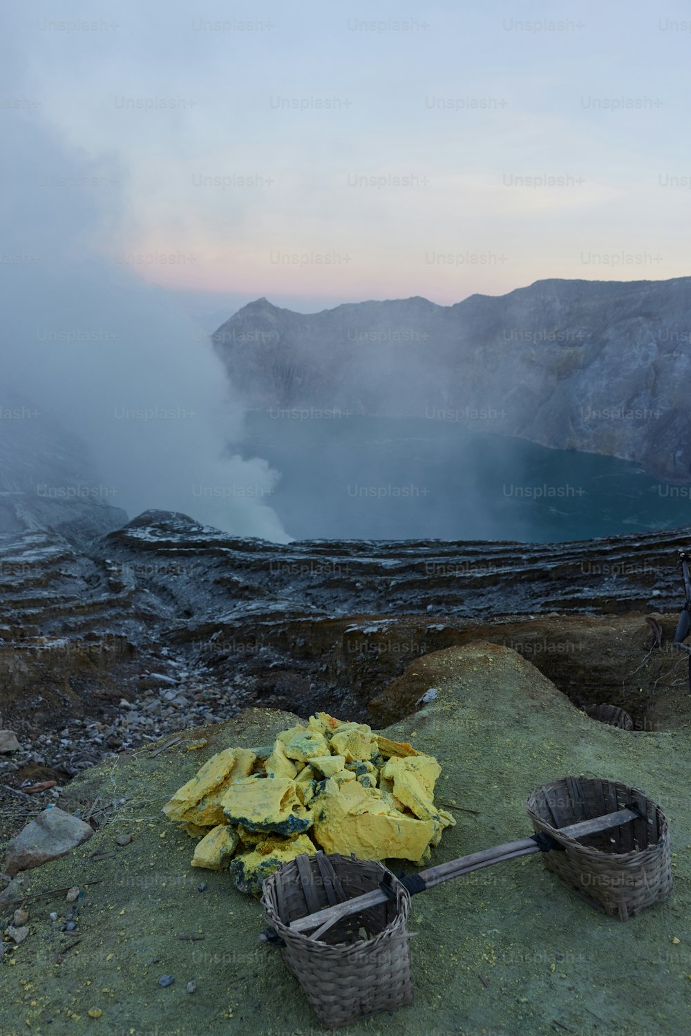 Panier de porteurs de soufre à Kawah Ijen, Indonésie. Panier lourd chargé de morceaux de soufre naturel à transporter par les mineurs de la mine de cratère. Exploitation manuelle d’extraction de soufre à forte intensité de main-d’œuvre à Kawah Ijen