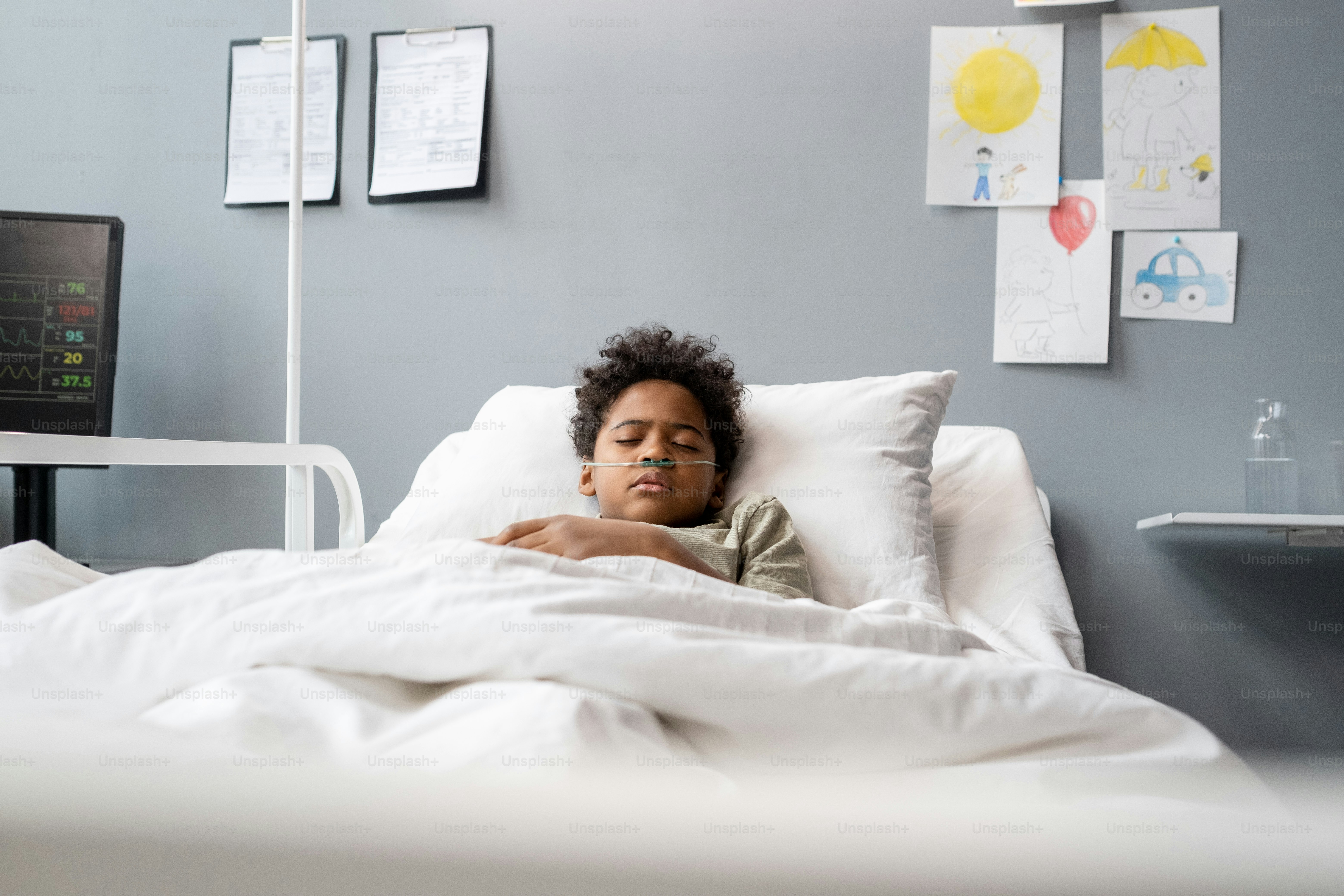 Foto Niño pequeño respirando con un tubo de oxígeno en la nariz ...