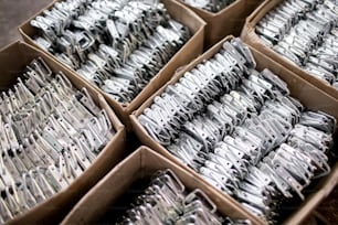 Varias cajas de cartón con filas de detalles de acero o metálicos preparadas para su entrega en fábrica