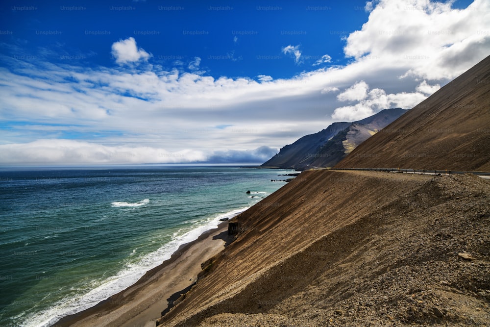 Eine Strand-, Meer- und Berglandschaft in Island, Europa.