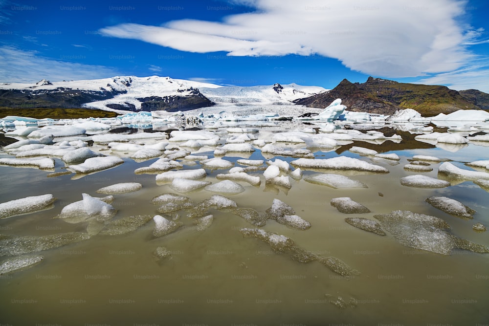 Blocchi di ghiaccio sulla spiaggia in Islanda, Europa.