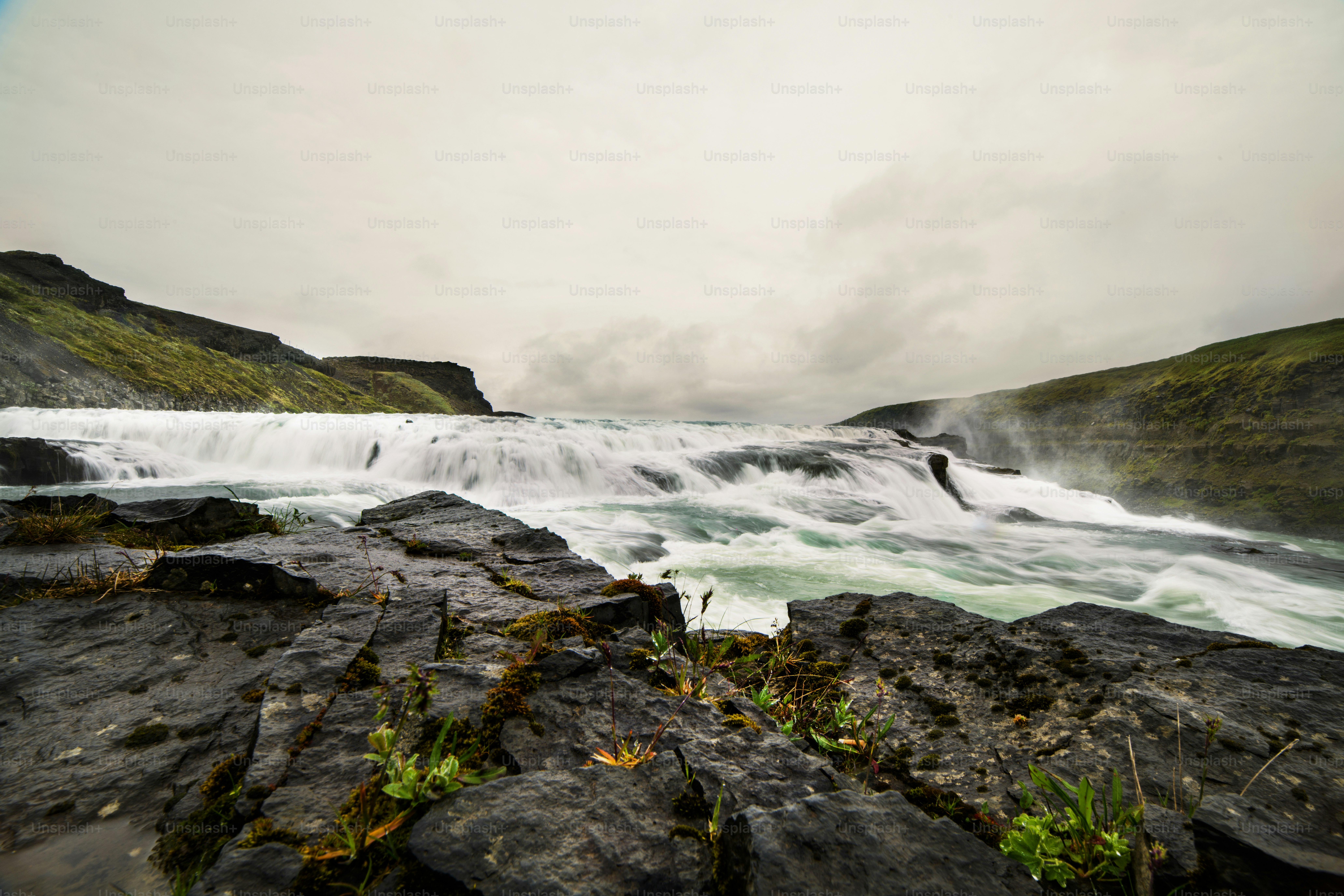 Un fiume selvaggio e una cascata in un bellissimo paesaggio islandese, in Europa.