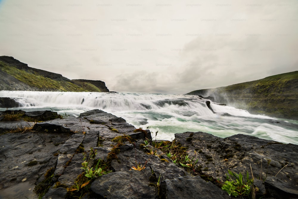 Ein wilder Fluss und Wasserfall in einer wunderschönen isländischen Landschaft, Europa.
