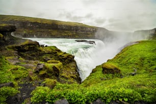 Ein Wasserfall in einer wunderschönen isländischen Landschaft, Europa.